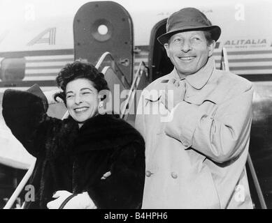 Danny Kaye attore con la moglie Sylvia nel 1959 all'aeroporto di Heathrow Dbase MSI Foto Stock