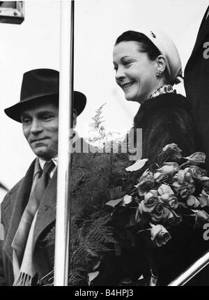 Sir Laurence Olivier attore e moglie Vivien Leigh attrice che arrivano all'Aeroporto di Londra da Hollywood dopo il suo esaurimento nervoso Foto Stock