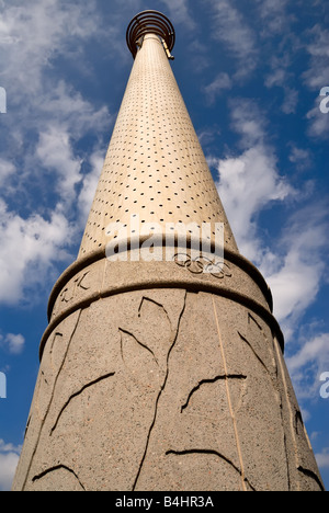 Un forte angolo di visualizzazione di un torreggiante torcia olimpica in Centenial Olympic Park in Atlanta GA Foto Stock