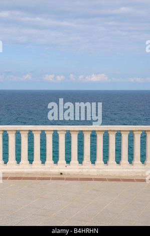 Vista sul mare dalla terrazza dell'albergo Foto Stock