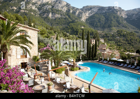 La piscina e il Ristorante presso Hotel La Residencia Deia Maiorca Spagna Foto Stock