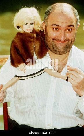 Alexei Sayle comico britannico e attore con Thunderbirds marionetta Lady Penelope 1991 Foto Stock