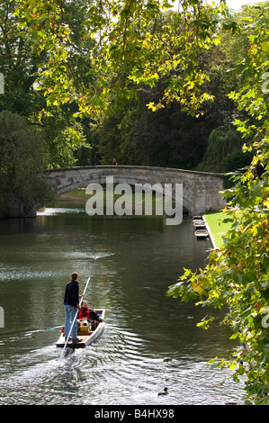 Punting sul fiume Cam, Cambridge, Inghilterra