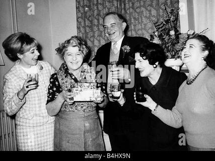 Irene Handl attrice britannica al sessantacinquesimo compleanno 1964 Foto Stock