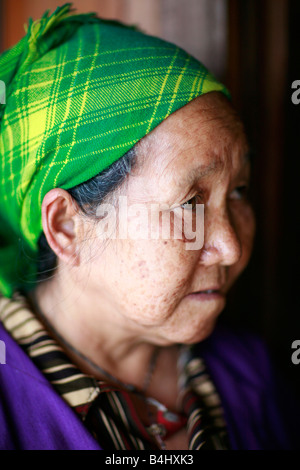 Bianco tribeswoman Hmong presso il villaggio della diga del polmone, Ha Giang Provincia, Vietnam Foto Stock