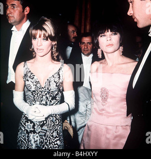 Bill Travers attore presso il Royal premiere della nato libero con Julie Christie Leslie Caron e Warren Beatty Foto Stock