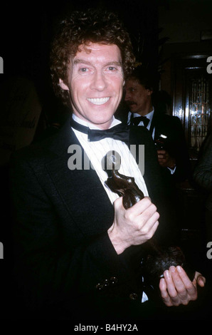 Michael Crawford attore britannico tenendo un premio nel 1982 dbase msi Foto Stock