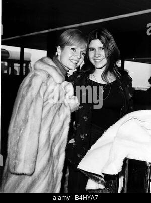 Debbie Reynolds con sua figlia Carrie Fisher Febbraio 1972 a Londra aeroporto di Heathrow Dbase MSI Foto Stock