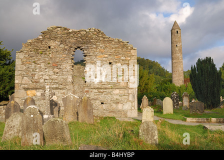 Cimitero con vecchie lapidi sul sito monastico in Glendaloug vicino a Dublino Irlanda a sunrise Foto Stock