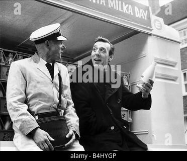 Eric Sykes commedia attore comico essendo mostrata dal suo lattaio Harry Smith come esso s fatto Foto Stock