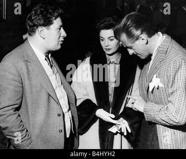 Attore Peter Ustinov con l'attrice Jean Simmons e attore Stewart Granger presso il Royal Film di comando visualizza Novembre 1954 31 gennaio segna il giorno del compleanno di Jean Simmons attrice lafjan05 Foto Stock