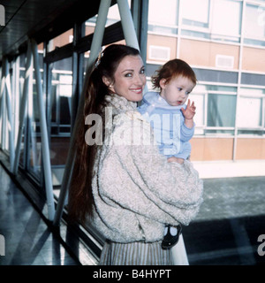 Jane Seymour attrice con la figlia Katy all'Aeroporto di Londra Febbraio 1983 DBASE MSI Foto Stock