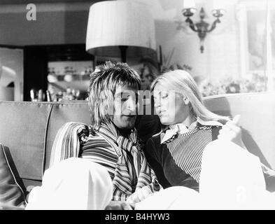 Rod Stewart cantante Rock cantautore con la sua fidanzata Britt Ekland Luglio 1975 dbase msi Foto Stock