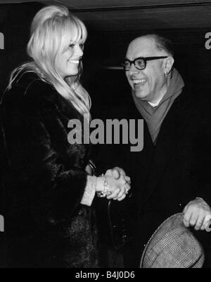 Carlo Ponti e Britt Ekland ha incontrato in attesa presso la baia di bagagli all'Aeroporto di Londra Foto Stock