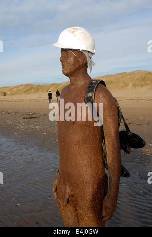 Arte Pubblica sul display a nord del centro città di Liverpool a Crosby Beach di Antony Gormley chiamato un altro posto. Foto Stock