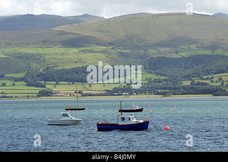 Il Menai Straits visto da Beaumaris in Anglesey Foto Stock