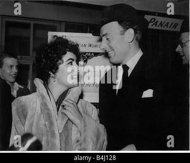 Elizabeth Taylor e il marito Michael Wilding all'aeroporto di Londra Febbraio 1952 Foto Stock