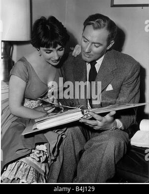 Elizabeth Taylor con marito Michael Wilding guardare attraverso un album di foto dal loro matrimonio Agosto 1953 Foto Stock