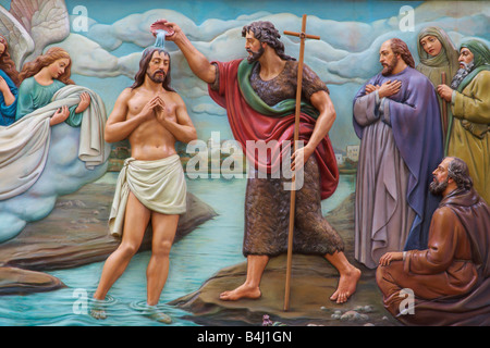 Gesù fu battezzato da Giovanni Battista mentre gli angeli tenere le vesti Foto Stock