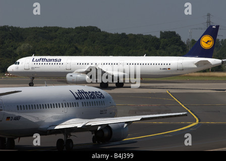 Lufthansa compagnie aeree di linea passeggeri, l'Aeroporto Internazionale di Düsseldorf, Renania settentrionale-Vestfalia (Germania). Foto Stock