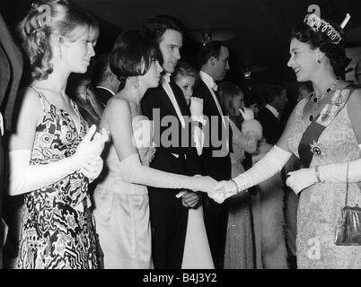 Queen Elizabeth incontra attrici Julie Christie Leslie Caron e attore Warren Beatty presso il Royal prestazioni di pellicola della pellicola nato libero MSI Dbase Foto Stock