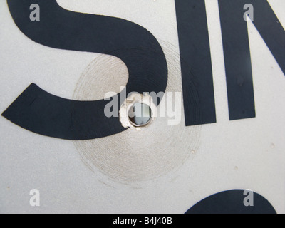 Passando segno posto sulla strada stretta, Scozia Foto Stock