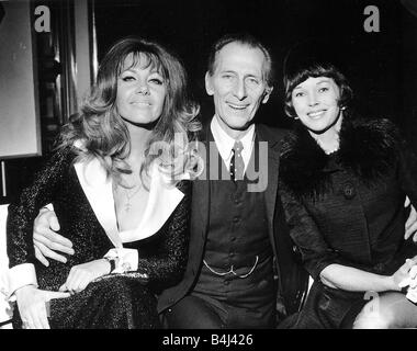 Peter Cushing attore con attrici Ingrid Pitt e Dawn Addams dbase msi Foto Stock