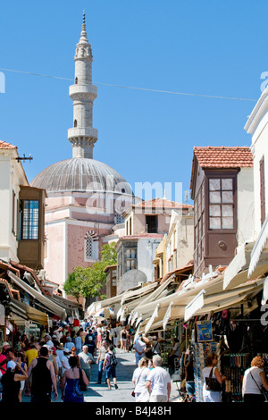 Socrates Street a Rodi Città Vecchia con la Moschea di Solimano alla fine Foto Stock