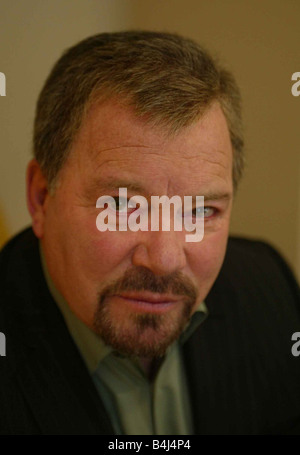 William Shatner Dicembre 2002 scrittore attore aka Bill Shatner raffigurato a Londra per promuovere Star Trek l'avventura in mostra Foto Stock