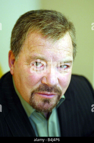 William Shatner Dicembre 2002 scrittore attore aka Bill Shatner raffigurato a Londra per promuovere Star Trek l'avventura in mostra Foto Stock