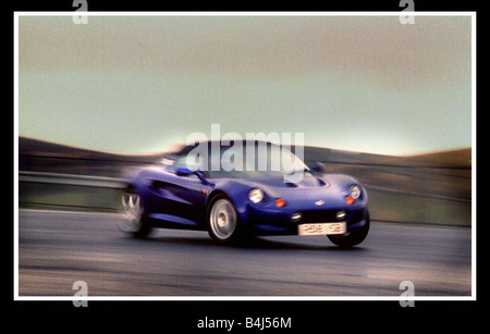 Blue Lotus Elise auto Marzo 2000 essendo guidato lungo la strada Foto Stock