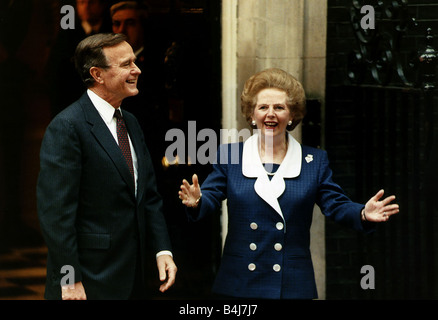 George Bush il presidente statunitense in piedi al di fuori di N10 a Downing Street con Margaret Thatcher 1989 Foto Stock