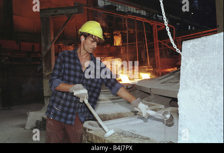 Lavoratore nel Glogow smelter, Polonia Foto Stock