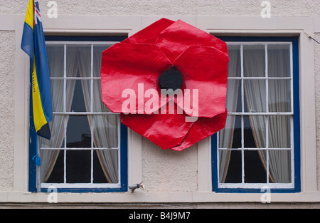 Giant papavero rosso sulla parte esterna del Royal British Legion a Ludlow Shropshire England Regno Unito Foto Stock