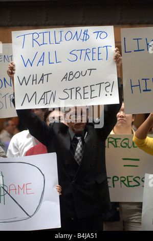 I dimostranti fuori la Federal Reserve Bank di New York dimostrano sul governo bailout package Foto Stock