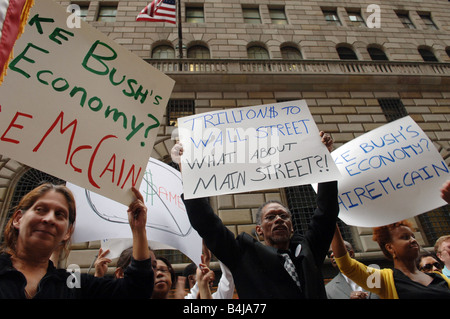 I dimostranti fuori la Federal Reserve Bank di New York dimostrano sul governo bailout package Foto Stock