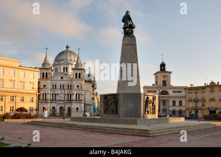 La Polonia ad ovest Mazovia Lodz Plac Wolnosci (Piazza della Libertà) la statua di Tadeusz Kosciuszko Foto Stock