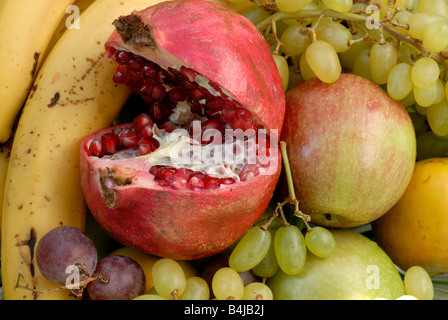 Frutta fresca, melograno, banana, mela e uva Foto Stock