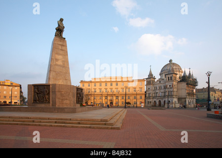 La Polonia ad ovest Mazovia Lodz Plac Wolnosci (Piazza della Libertà) la statua di Tadeusz Kosciuszko Foto Stock