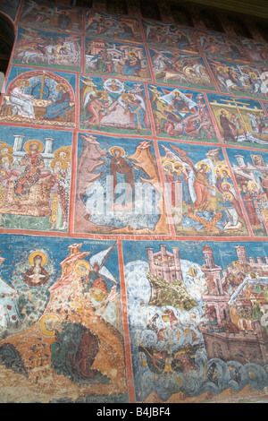 Bucovina Moldavia Romania Europa Settembre meraviglioso religiosi colorati dipinti sulle pareti esterne del Monastero Moldovita risalente1532 Foto Stock