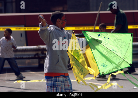 Centinaia di appassionati di testare le leggi della fisica al quarto anno Fashion District volo Kite Foto Stock