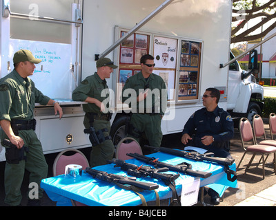 Membri della Redondo Beach polizia Dept SWAT team chat durante la fiera di sicurezza Foto Stock