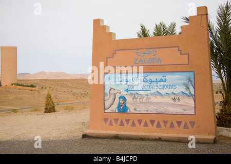 Cartello stradale di Tombouctou 52 Jours attraverso il deserto da cammello Timbuctù 52 giorni Zagora Marocco.orizzontale.89905 Marocco Foto Stock