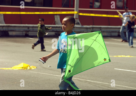 Centinaia di appassionati di testare le leggi della fisica al quarto anno Fashion District volo Kite Foto Stock