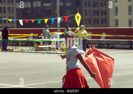 Centinaia di appassionati di testare le leggi della fisica al quarto anno Fashion District volo Kite Foto Stock