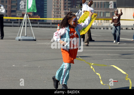 Centinaia di appassionati di testare le leggi della fisica al quarto anno Fashion District volo Kite Foto Stock