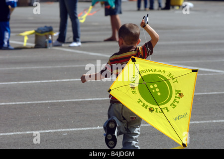 Centinaia di appassionati di testare le leggi della fisica al quarto anno Fashion District volo Kite Foto Stock