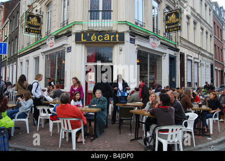 Avendo una interruzione in corrispondenza di un cafe l'écart al Braderie Lille Francia Foto Stock