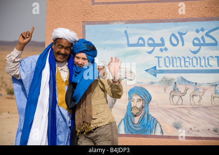 Tourist dal cartello stradale di Tombouctou 52 Jours attraverso il deserto da cammello Timbuctù 52 giorni Zagora Marocco.orizzontale.89932 Marocco Foto Stock