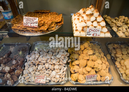 Torte biscotti dolci per la vendita in un negozio di dolciumi, Venezia, Italia Foto Stock